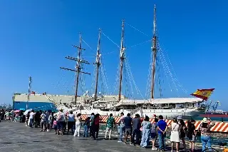 De Puebla, de la CDMX y otros puntos llegan a conocer el velero de España en Veracruz