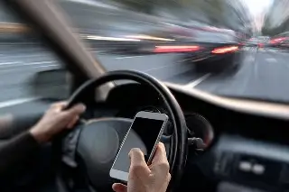 Ni texto ni llamada: piden evitar el celular al conducir