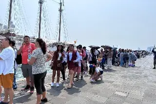 Desafían el calor de Veracruz por conocer el velero Juan Sebastián de Elcano; largas filas