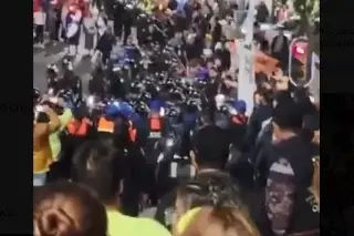 Captan en video entre policías y asistentes en pleno Viacrucis en Iztapalapa