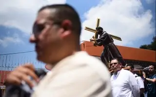 Realizan Viacrucis en Xalapa; fieles piden esperanza y paz