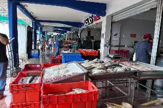Cae la venta de pescado en Veracruz; la gente revisa que no esté contaminado antes de comprar