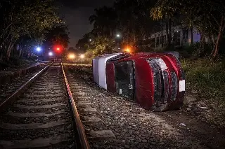 Vuelca camioneta cerca de las vías de tren, en la zona de Tejería