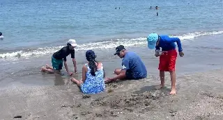 Turistas continúan abarrotando las playas en Veracruz 