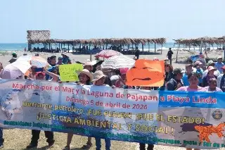 Marchan por derrame de petróleo en Pajapan, Veracruz; exigen apoyo a pescadores 