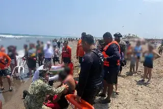 Rescatan a 2 personas del mar y localizan a menor extraviada en playa de Chachalacas, Veracruz