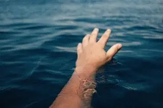 Madre muere al querer salvar a su hijo al ser arrastrado por el mar en Oaxaca 