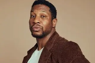  Jonathan Majors cae por una ventana durante escena de acción junto a su coestrella (VIDEO)