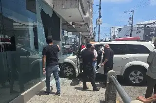 Camioneta termina dentro de hotel frente a central camionera en Veracruz 