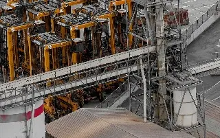 Israel afirma haber atacado e inhabilitado la principal planta petroquímica de Irán