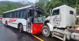 Choque entre autobús y revolvedora bloquea Orizaba-Zongolica