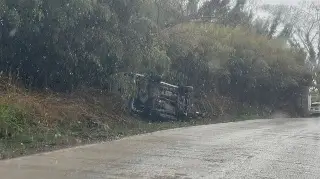 Camioneta vuelca en la carretera Xalapa-Coatepec, presuntamente por 'aquaplaning '