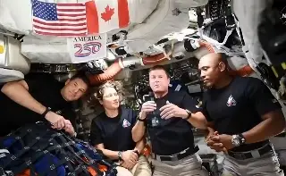 Astronautas de Artemis II relatan a Trump su paso por el lado oscuro de la Luna