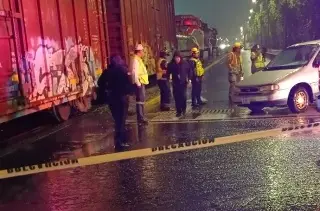 Tren impacta camioneta en cruce ferroviario de Orizaba, Veracruz