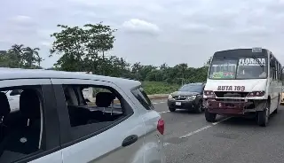 Tránsito pesado por accidente cerca de la Cabeza Olmeca 