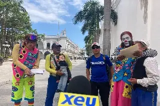 Payasos piden los dejen trabajar en el Malecón de Veracruz; por esta razón los retiraron