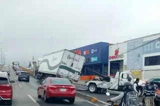 Camión de carga se queda atorado en el puente de Las Trancas, en Xalapa