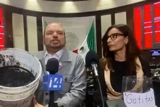 Llevan chapopote recogido en playas de Veracruz a Cámara de Diputados