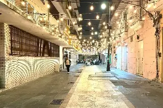 Embellecen con luces decorativas callejones de Veracruz