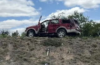 Mueren dos menores tras volcar camioneta familiar en carretera