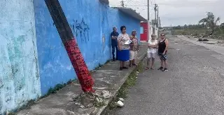 Vecinos reportan poste de alumbrado público a punto de caer en Veracruz 