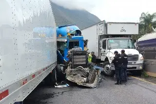Choque de tráileres cierra autopista Puebla–Orizaba