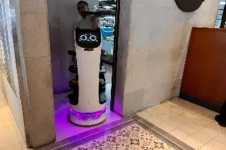 Sorprende robot sirviendo en restaurante de Veracruz
