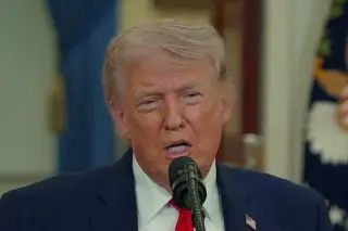 Trump amenaza con ofensiva mayor si falla acuerdo con Irán y mantiene tropas en la región