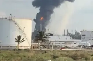 Se registra fuerte incendio en refinería Olmeca de Pemex