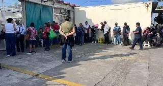 Se quejan por largas filas en área de prestaciones del IMSS en Veracruz 
