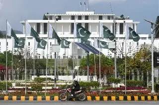 Llegan negociadores iraníes a Pakistán para iniciar pláticas de paz con JD Vance