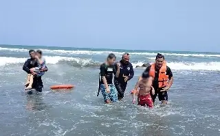 Salvan a menores de morir ahogados en playa de Veracruz