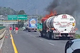 Se incendia tractocamión de una pipa en autopista de Veracruz
