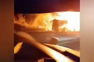 Incendio de autobús provoca cierre de circulación en la Veracruz - Córdoba
