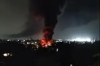 Fuerte incendio en zona poniente de Veracruz; humo se vio desde varias colonias