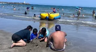 Turistas aprovechan hasta el último minuto las playas de Veracruz 
