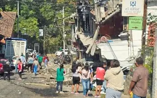 Autobús sin frenos choca contra coches y casas en Valle de Bravo; hay 7 lesionados