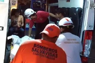 Rescatan a dos personas tras hundirse lancha en Coatzacoalcos