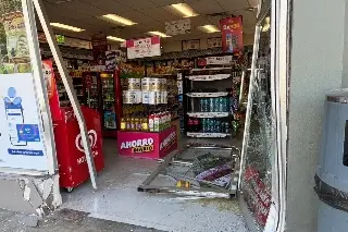 Auto se impacta en tienda de conveniencia en centro de Veracruz 