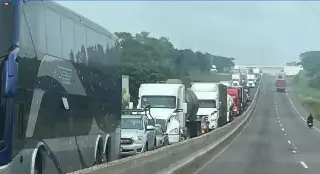 Hay cierre parcial de circulación en autopista de Veracruz; a esto se debe 