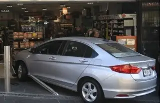 Mujer choca y se mete a supermercado en el centro de Xalapa