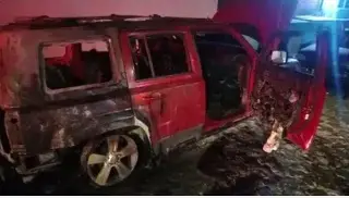 Comando ataca a balazos casa de familia y les quema dos autos 