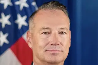 Renuncia el jefe interino de ICE y supervisor del plan de deportación masiva de Trump