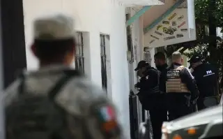 Sin identificar, delincuente abatido en balacera por cateo en Xalapa; hay 10 detenidos