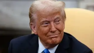 Trump afirma que estrecho de Ormuz está abierto y plantea asociarse con Irán para extraer uranio