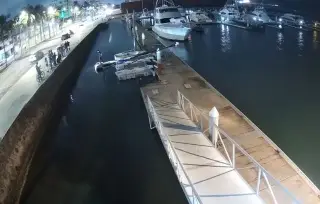 Captan momento en que logra salir de su camioneta estrellada en club de yates de Veracruz  (Video)