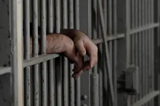 ¿Si enfrentas orden de aprehensión por delito con prisión preventiva oficiosa, puedes pedir amparo?