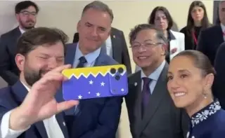 Sheinbaum escucha a mexicanos y se toma selfie con jefes de Estado