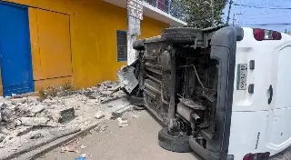 Se registró una volcadura en calles de Boca del Río 