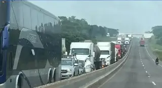 Hay cierre parcial de circulación en autopista de Veracruz